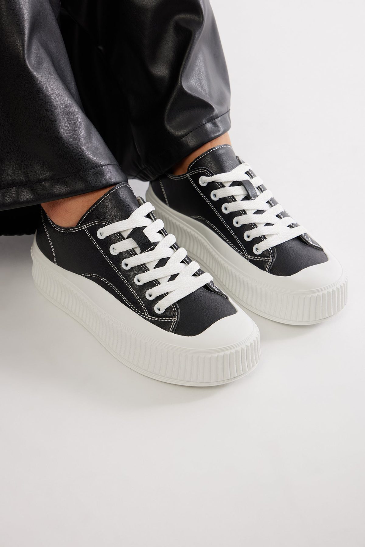 Keep It Simple Sneakers - Black