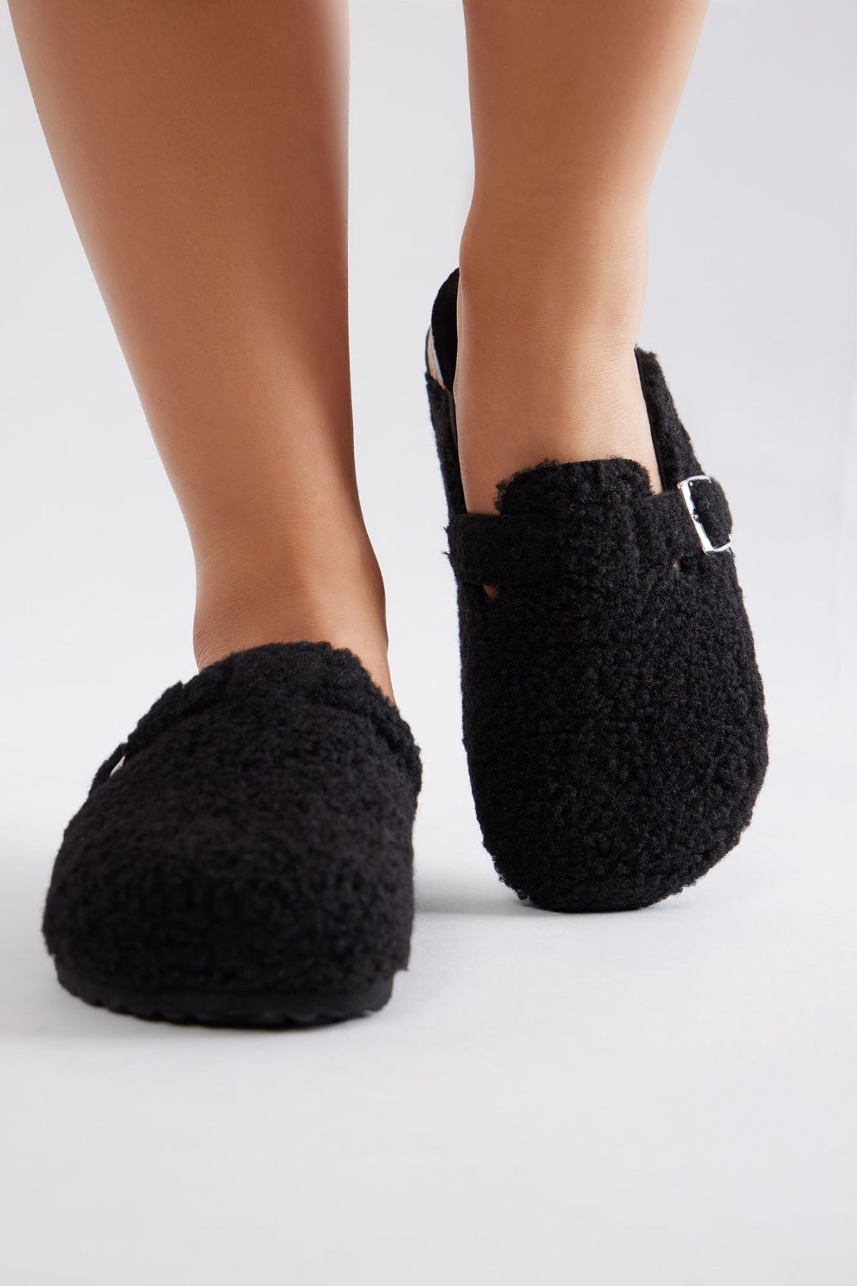 Leo Sherpa Slides - Black